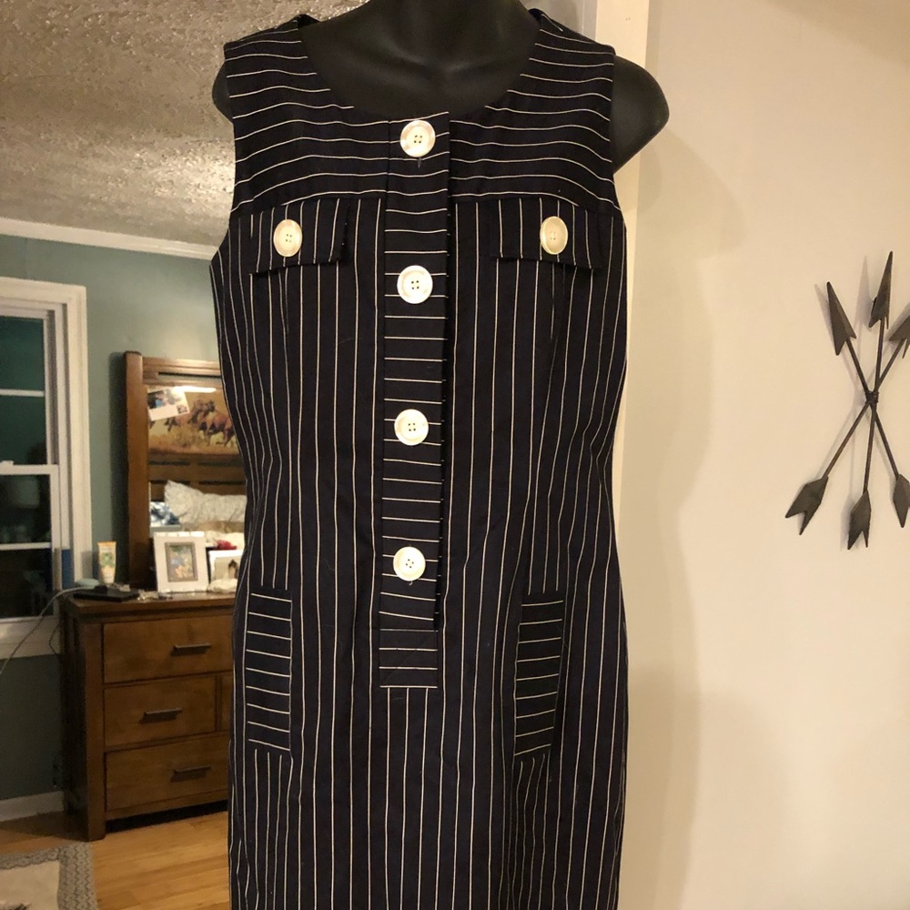 Size 10. Black pinstripe. Oscar DeLaRenta